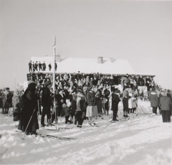 Väkeä hiihdoissa, noin 1960