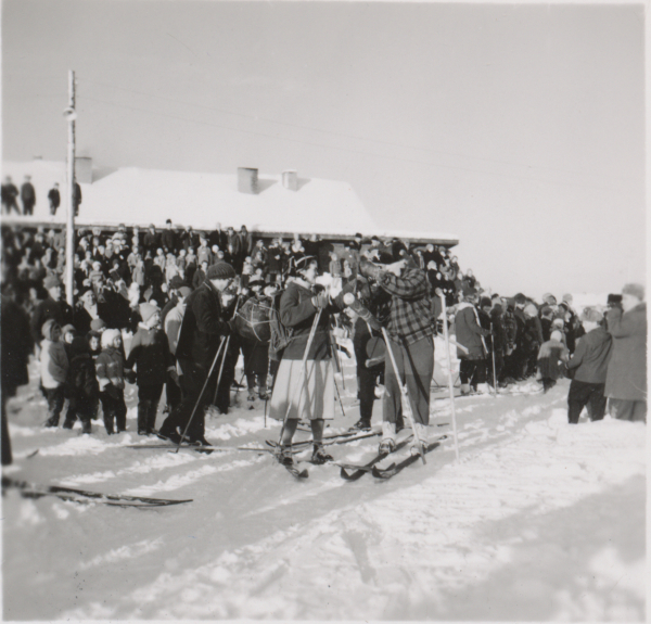 Väkeä hiihdoissa, noin 1960