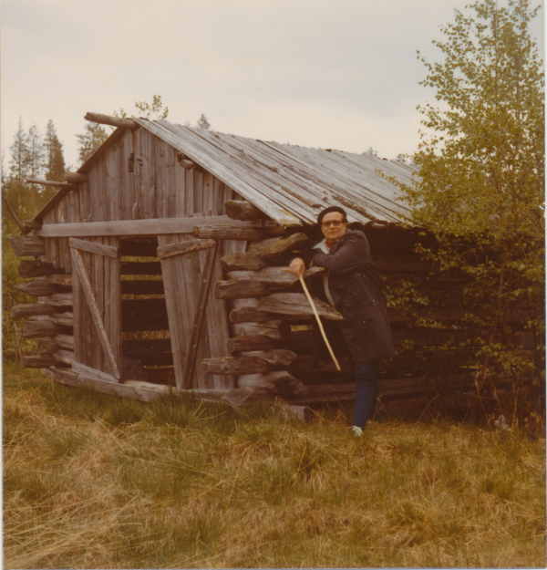 Mäkikyrö vanhan ladon vieressä