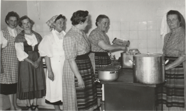 Naisia keittiössä