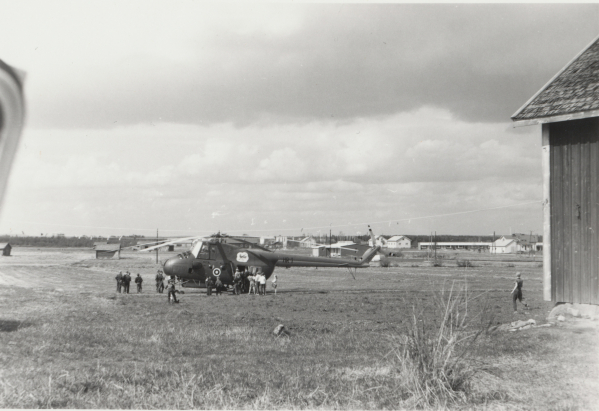 Väkeä helikopterin vieressä