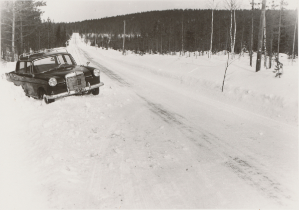 Auto ojassa Hannunrannan suoralla