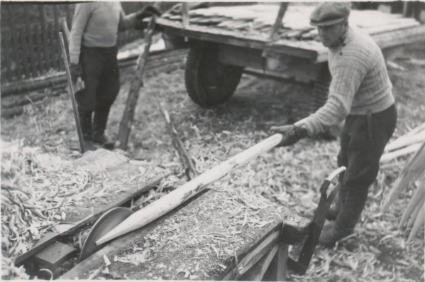 Miehet valmistavat seipäitä, noin 1950