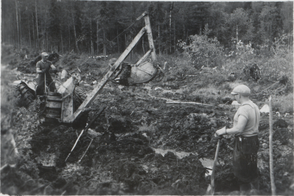 Miehet kaivavat ojaa, noin 1950