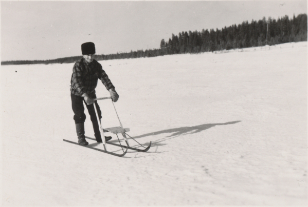 Paulus potkukelkkailemassa, 1959