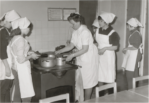 kotitalouskoulun oppilaita ja opettaja Maija-Leena Muukkonen, 1965