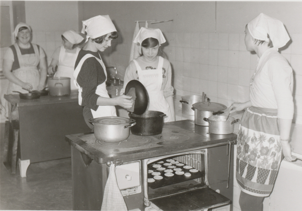 Kotitalouskoulun oppilaita ja opettaja Maija-Leena Muukkonen, 1965