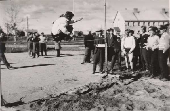 Korkeushyppyä Ponnella, noin 1960