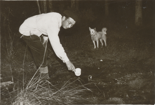 Hannes Sunila ja koira, noin 1960