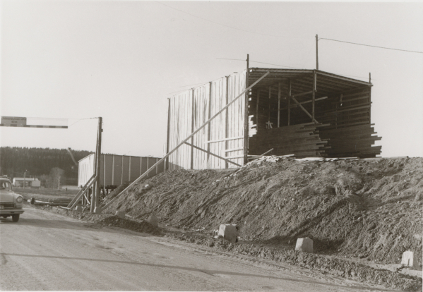 Uutta siltaa rakennetaan pellossa, 11.08.1972