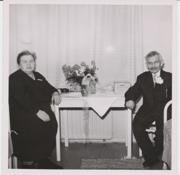 Mies ja nainen istuvat pöydän ääressä