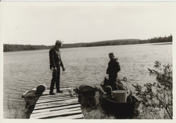 Kaksi miestä lähdössä järvelle kalastamaan