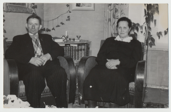 Mies ja nainen istuvat nojatuoleissa