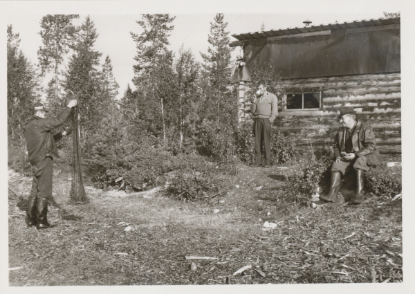 Mies selvittää kalaverkkoa ja toiset pitävät taukoa