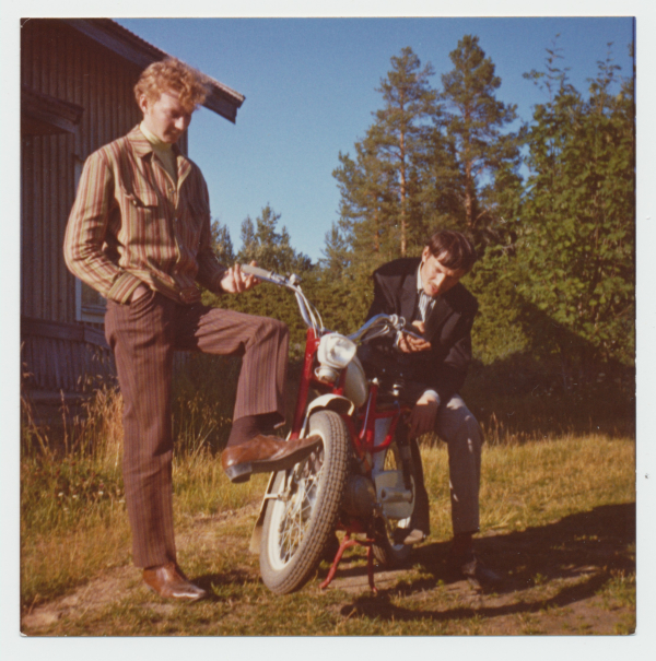 Tuomo ja Pentti Parpala moottoripyörää säätämässä