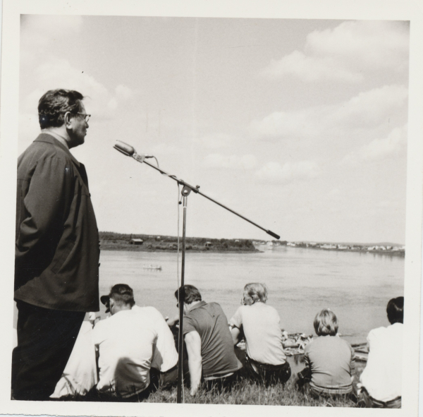 Mies puhuu mikrofoniin Tornion joen rannalla