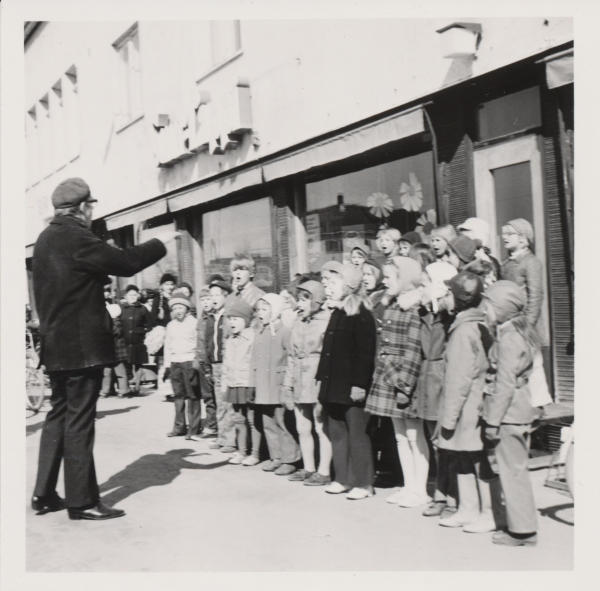 Lapset laulavat kadulla