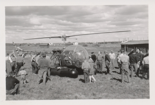 Väkeä katsomassa helikopteria