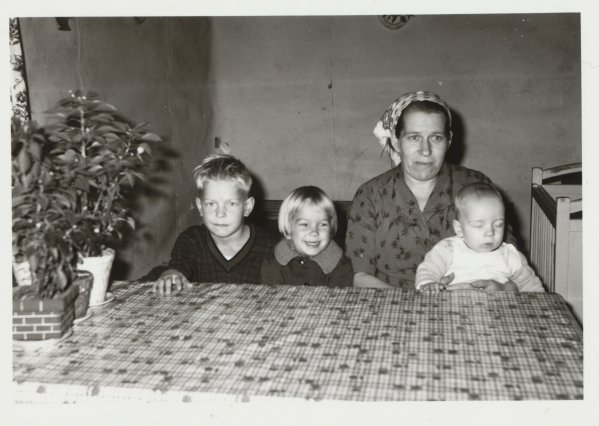 Arto, Marja-Liisa, Anja ja Pertti määttä pöydän ääressä