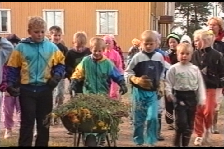 Koululaisia ympäristökasvatusprojektissa