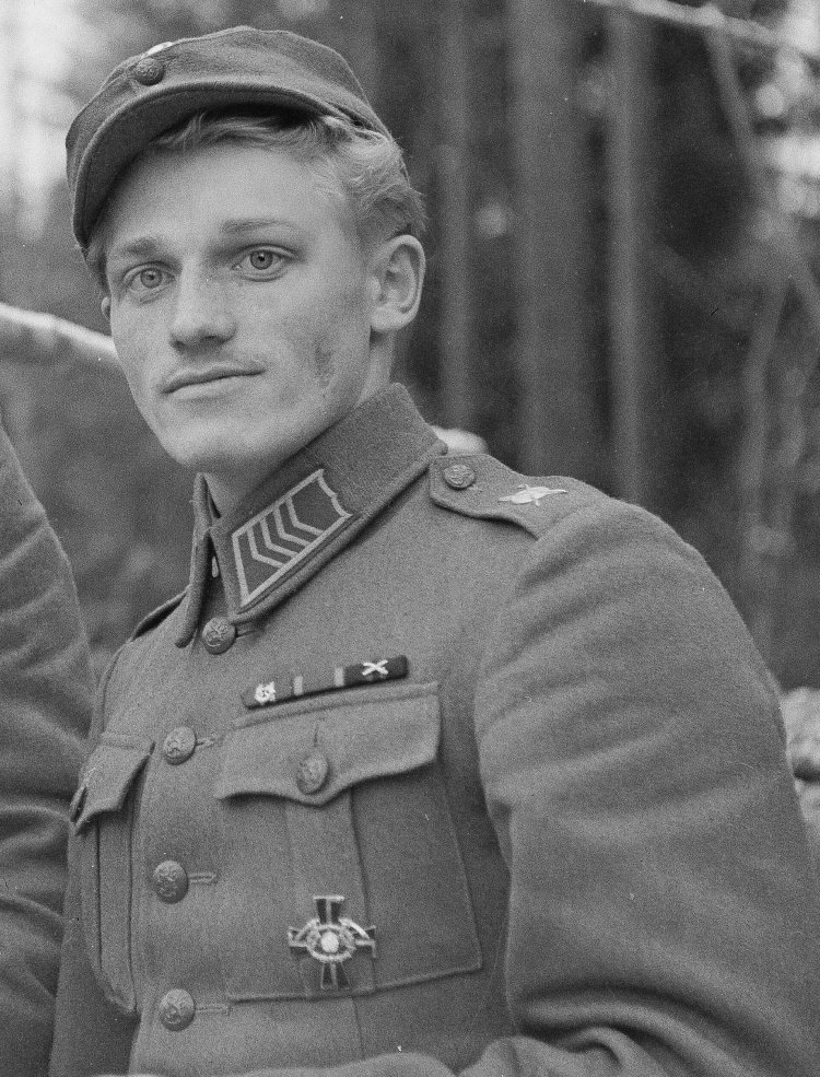 Mustavalkoinen puolikuva nuoresta Paavo Suorannasta sotilasasussa.