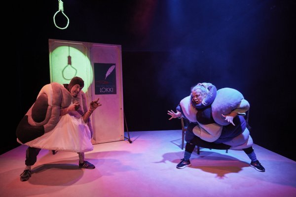 Kuva Lapin alueteatterin Rakkaudesta lajiin -esityksestä, jossa kaksi hahmoa ovat ryhtymässä mittelemään. Heidän yllään roikkuu hirttoköysi.