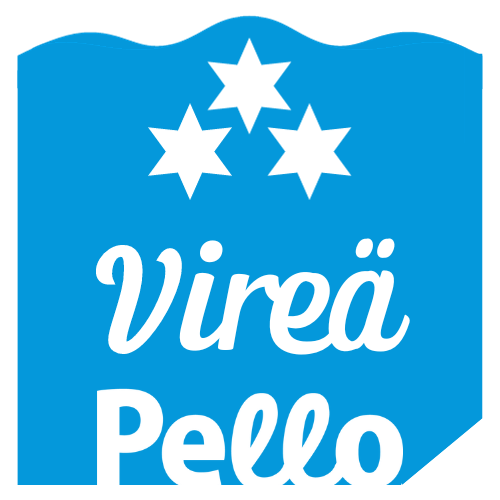 Vireä Pello -logo, jossa on vakoisella edellä mainittu teksti ja kolme kuusisakaraista tähteä sinisellä pohjalla.