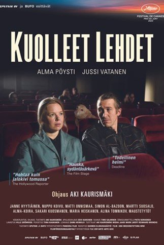 Kuolleet Lehdet -elokuvan juliste, jonka kuvassa kaksi henkilöä istuvat elokuvateatterisalissa vierekkäin. Kuvassa taustalla näkyy muutakin elokuvayleisöä ja etualalla istuvien henkilöiden välissä seuraavalla penkkirivillä on koira. Julisteessa on myös tietoja elokuvan tekijöistä ja nostoja kritiikeistä.