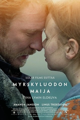 Myrskyluodon Maija -elokuvan mainoskuva, jossa on lähiotos elokuvan päähenkilöiden kasvoista ja teksti "SOLAR FILMS ESITTÄÄ - MYRSKYLUODON MAIJA - TIINA LYMIN ELOKUVA - AMANDA JANSSON LINUS TROEDSSON" sekä elokuvan tekijöiden nimiä