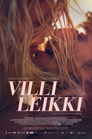 Villi leikki -elokuvan juliste, jossa on lähikuva kahdesta henkilöstä suutelemaisillaan. Lisäksi julisteessa on tietoja elovan tekijöistä ja sen näyttelijöistä..